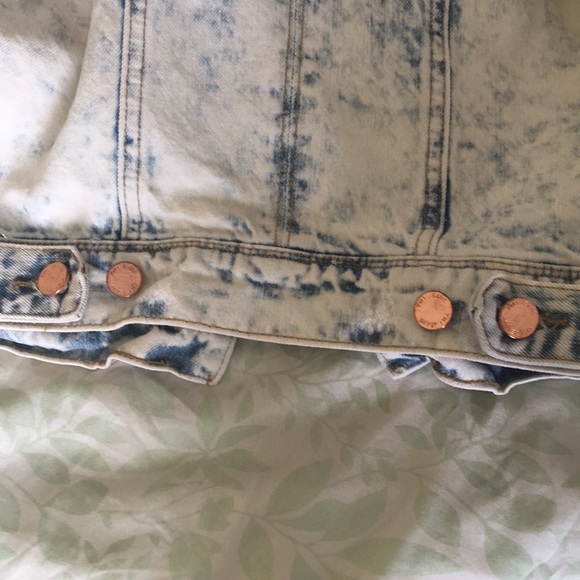 Distressed Light Wash Denim Jacket Frayed edges - Picture 4 of 6